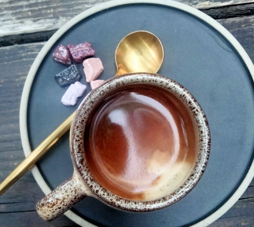 Eine Tasse Kaffee auf einem Holztisch