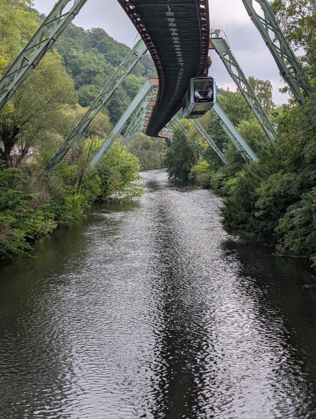 Die Wuppertaler Schwebebahn über der Wupper
